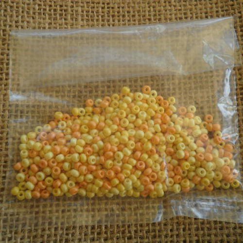 Sachet de 15 grammes de perles de rocailles 2 mm , coloris orange et jaune pale 