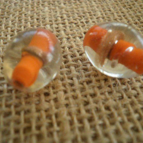 Lot de  2  jolies  perles ovales en verre tranparent , orange et bronze à l'intérieur , taille 1,8/1,3 cm