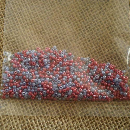 Sachet de 10 grammes de perles de rocailles 2 mm , coloris parme et vieux rose 