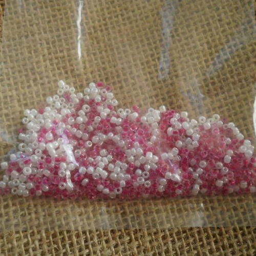 Sachet de 10 grammes de perles de rocailles 2 mm , coloris blanc et fuchsia 