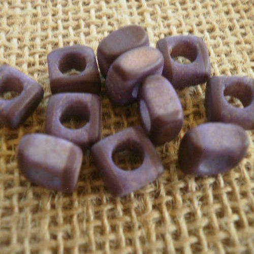 Lot de 10  perles carrées en résine , coloris violet , taille 5 mm 
