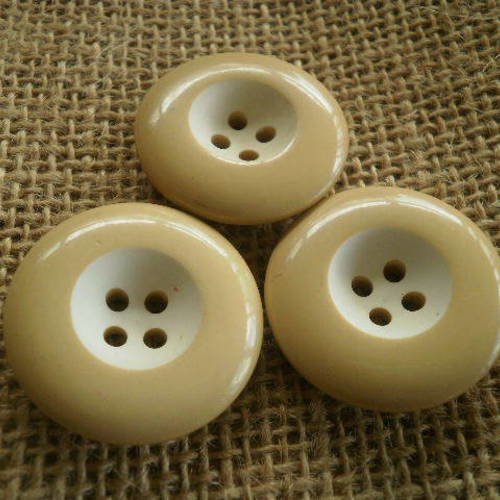 Boutons  ronds à quatre trous en plastique , coloris beige et centre écru , diamètre 28 mm 