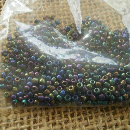 Sachet de 8 grammes de perles de rocailles 2 mm , coloris bleu , vert , violet et bronze métallisé 