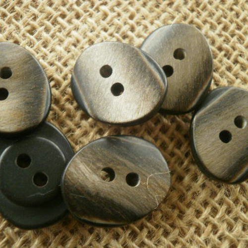 Boutons ovales x 3 à deux trous , gris argenté marbré  , taille18/15 mm