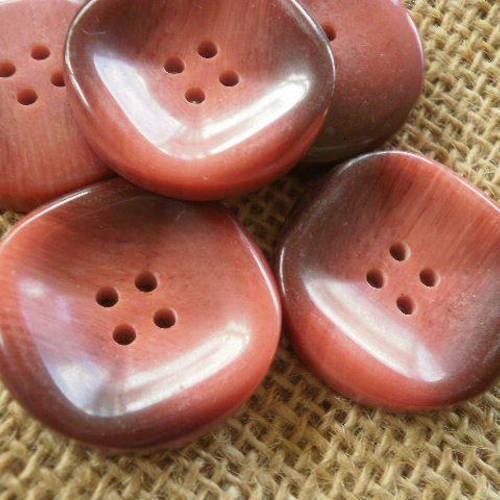 Boutons  ronds "faux carrés" en plastique , coloris changeants vieux rose et bordeaux , diamètre 28 mm 
