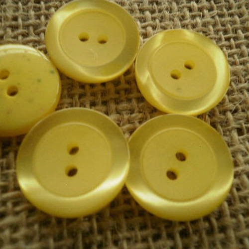 Lot de 2 boutons  ronds à quatre trous en plastique , coloris jaune , diamètre 18 mm 