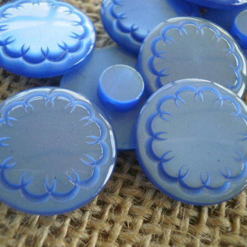 Boutons ronds x 6 en  plastique , coloris bleu  , avec un motif fleur , diamètre 20 mm