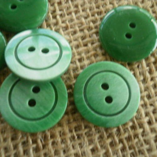 Boutons ronds à deux  trous en plastique , coloris vert changeant , diamètre 16 mm 