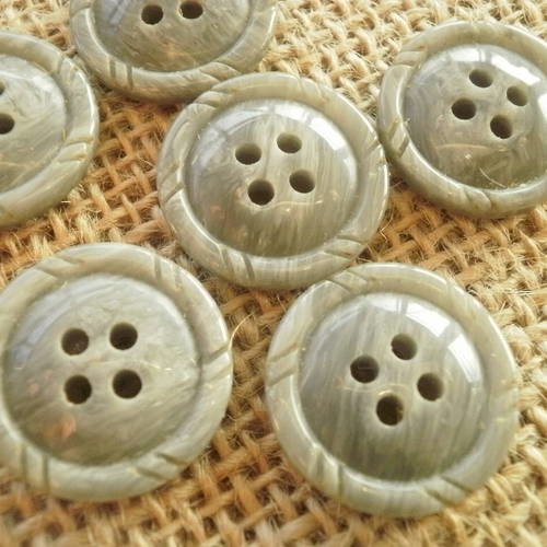 Lot de 7 boutons  ronds  à quatre trous  en plastique  ,  coloris gris  marbré , diamètre 19 mm