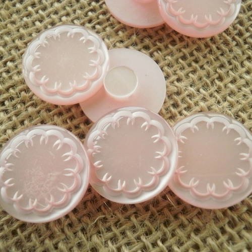 Lot de 8 boutons ronds  en  plastique , coloris rose pale , motif fleur , diamètre 15 mm