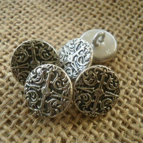 Boutons ronds x 5 en métal  argenté , avec un motif  style ancien , diamètre 15 mm