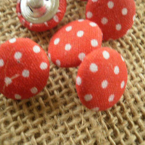 Lot de 2 boutons ronds  en  métal  argenté recouvert de tissu rouge à pois blancs ,  diamètre 15 mm 