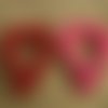 Lot de 2 coeurs en feutrine  , coloris rouge et fuchsia  , taille 5,5 /4 cm 