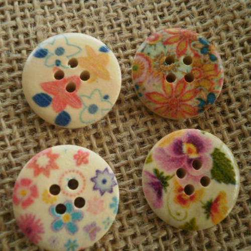 Lot (16)  de 4 boutons ronds à quatre trous  en bois peint , coloris écru à motifs fleuris  ,  diamètre 21 mm 