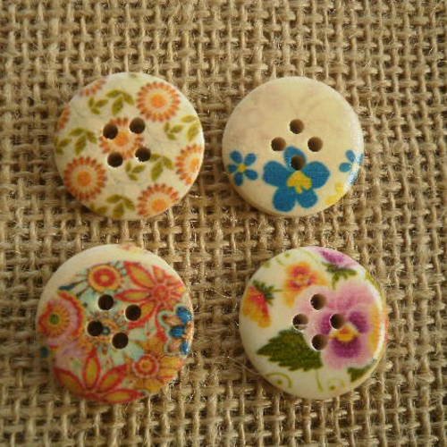 Lot (14)  de 4 boutons ronds à quatre trous  en bois peint , coloris écru à motifs fleuris  ,  diamètre 21 mm