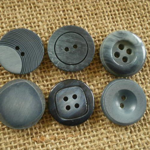 Lot (1)  de 6 boutons différents en plastique , coloris bleu jean 