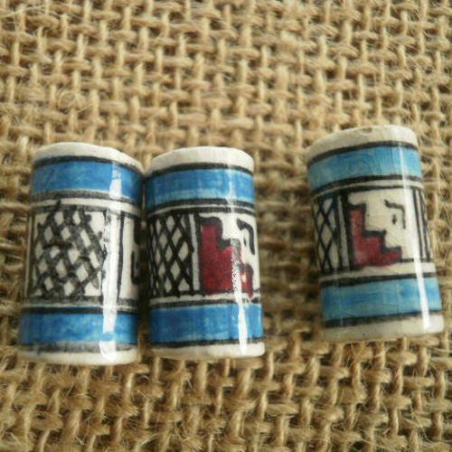 Lot de trois perles tubes en céramique motifs ethniques , coloris blanc , noir , turquoise et marron  , taille 2/1,1 cm 