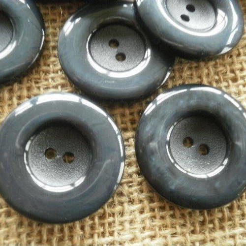 Boutons ronds  à deux trous en plastique  , coloris bleu gris foncé marbré , diamètre 28 mm 