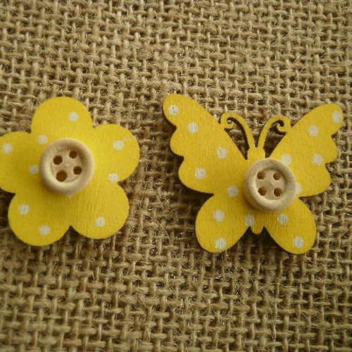 Lot de 2 sujets  en bois peint  , coloris jaune et blanc ,  une fleur  taille 2,7 cm et un papillon taille 3,5 cm