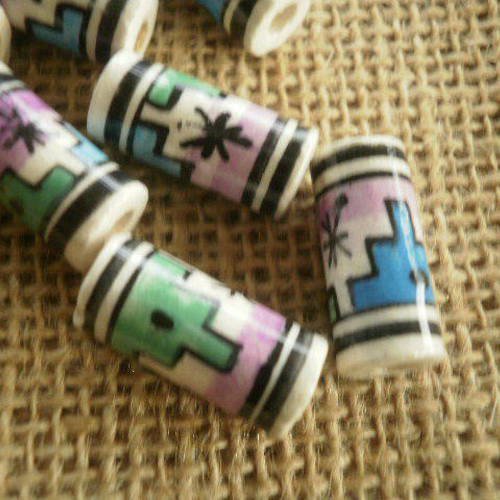 Lot de deux perles tubes en céramique  , coloris blanc à motifs ethniques noir , bleu , mauve  et vert , taille 2/0,9 