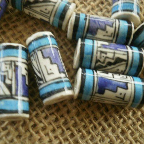 Lot de deux perles tubes en céramique motifs ethniques , coloris blanc , noir , turquoise et bleu violet , taille 2/0,9 