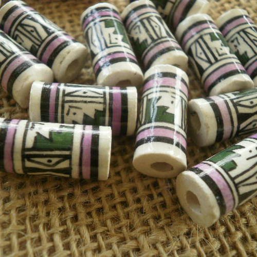 Lot de deux perles tubes en céramique motifs ethniques , coloris blanc , noir , mauve  et vert , taille 2/0,9 cm 