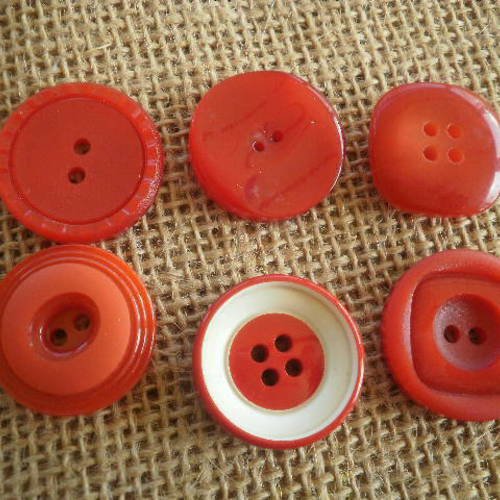 Lot (1)  de 6 boutons différents en plastique , coloris rouge 