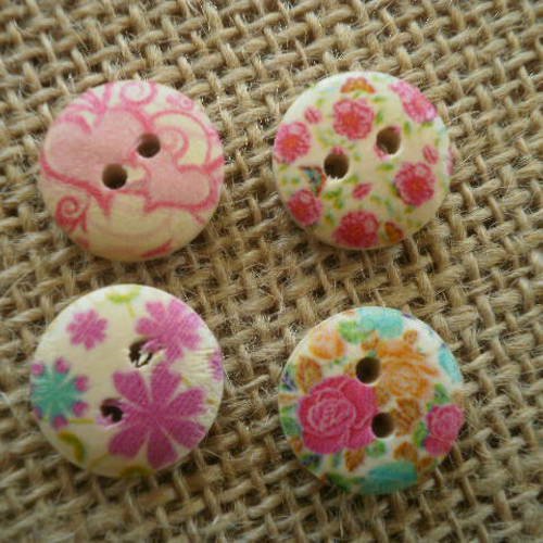 Lot (13)  de 4 boutons ronds à deux trous  en bois peint , coloris écru à motifs fleuris  ,  diamètre 16 mm 
