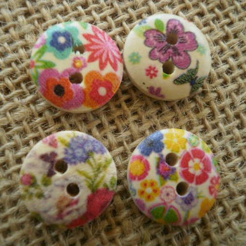 Lot (11)  de 4 boutons ronds à deux trous  en bois peint , coloris écru à motifs fleuris  ,  diamètre 16 mm 