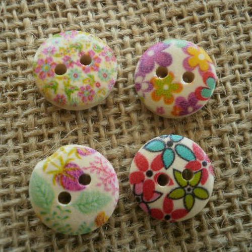 Lot (9)  de 4 boutons ronds à deux trous  en bois peint , coloris écru à motifs fleuris  ,  diamètre 16 mm 