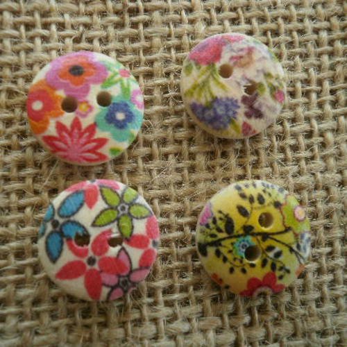 Lot (8)  de 4 boutons ronds à deux trous  en bois peint , coloris écru à motifs fleuris  ,  diamètre 16 mm 