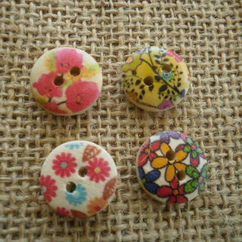 Lot (7)  de 4 boutons ronds à deux trous  en bois peint , coloris écru à motifs fleuris  ,  diamètre 16 mm 