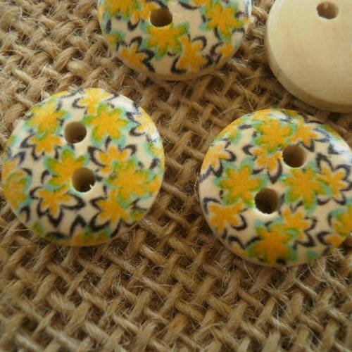Boutons ronds à deux trous  en bois peint , coloris écru à fleurs jaunes  ,  diamètre 16 mm 