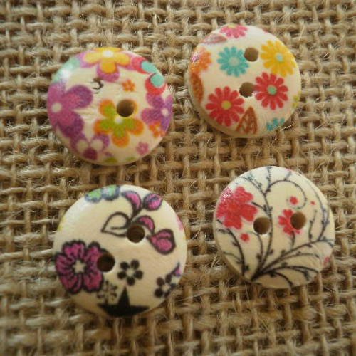 Lot (4)  de 4 boutons ronds à deux trous  en bois peint , coloris écru à motifs fleuris  ,  diamètre 16 mm 