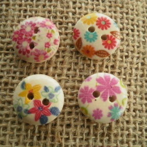 Lot (2)  de 4 boutons ronds à deux trous  en bois peint , coloris écru à motifs fleuris  ,  diamètre 16 mm 
