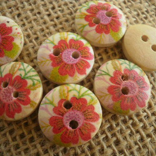 Boutons ronds à deux trous  en bois peint , coloris écru à fleurs rouges  ,  diamètre 16 mm 