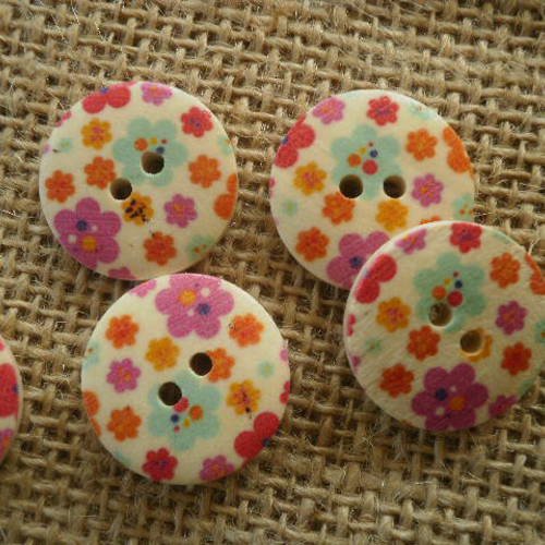 Boutons ronds à deux trous  en bois peint , coloris écru à fleurs multicolores ,  diamètre 20 mm 