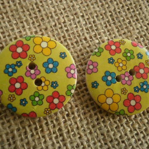 Boutons ronds à deux trous  en bois peint , coloris anis à fleurs multicolores ,  diamètre 30 mm