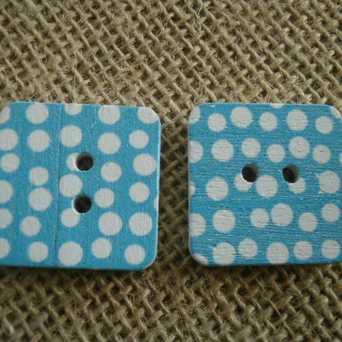 Boutons carrés à deux trous ,  en bois peint  , coloris turquoise  à pois blancs , taille 2,5 cm
