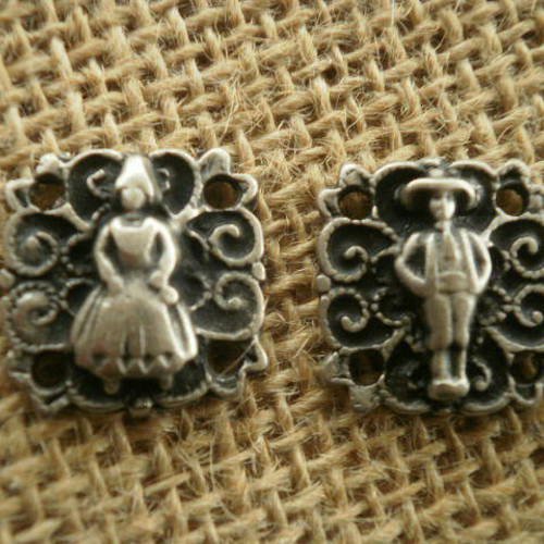 Lot de deux connecteurs carrés  en métal argenté , couple en costume folklorique , taille 18 mm 