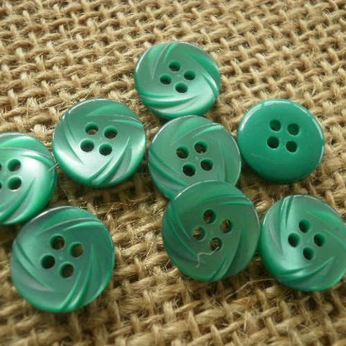 Lot de 5 petits boutons  ronds à quatre trous , en plastique,  coloris vert  , diamètre 12 mm 