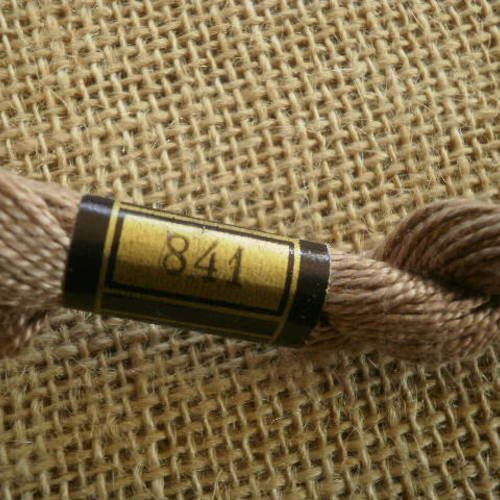 Echevette ancienne  de coton perlé n°5  dmc ,  coloris 841 marron clair 