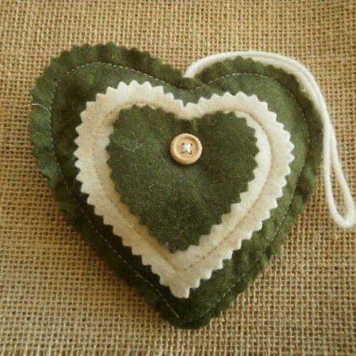 Coeur en feutrine  à accrocher , coloris vert kaki et ecru , taille 12 cm