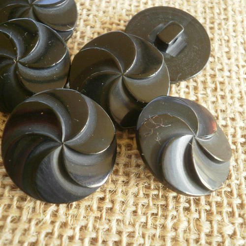 Boutons "fleurs" ronds  en plastique , coloris  noir , diamètre 23 mm 