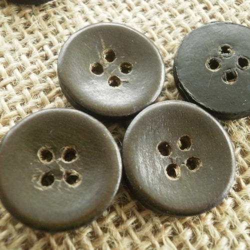 Boutons ronds à quatre trous en cuir marron foncé , diamètre 18 mm 