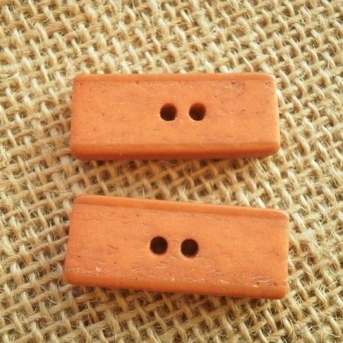 Boutons rectangulaires à deux trous , coloris orange  , taille 30/13 mm 