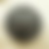 Gros boutons  ronds en cuir , coloris noir bandes surpiquées sur le dessus , diamètre 32 mm 