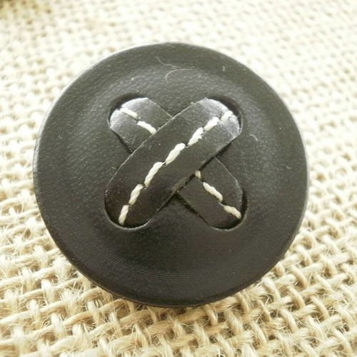 Gros boutons  ronds en cuir , coloris noir bandes surpiquées sur le dessus , diamètre 32 mm 