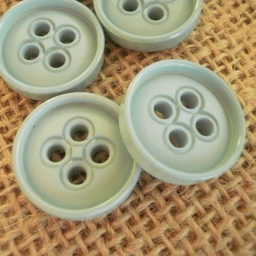 Boutons ronds à quatre trous en plastique , coloris  bleu clair , diamètre 18 mm 