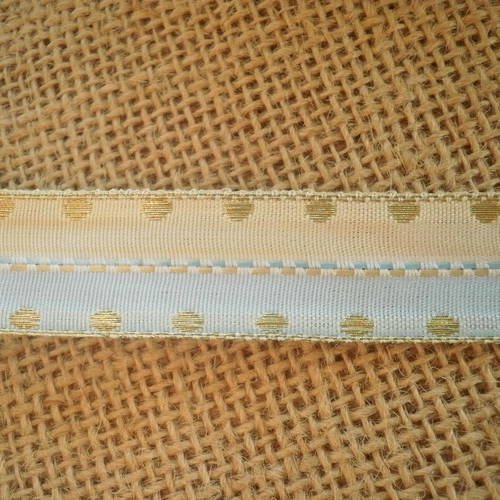 Ruban  en synthetique  , coloris beige clair et bleu , motifs dorés , largeur 18 mm 